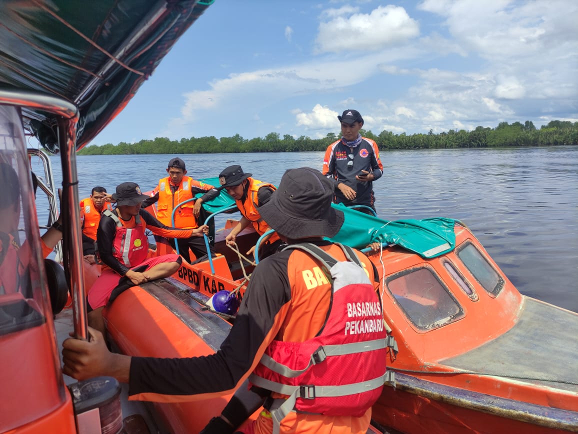 Pompong Terbalik di Sungai Anak Serka Inhil, Seorang Ibu Hilang Tenggelam
