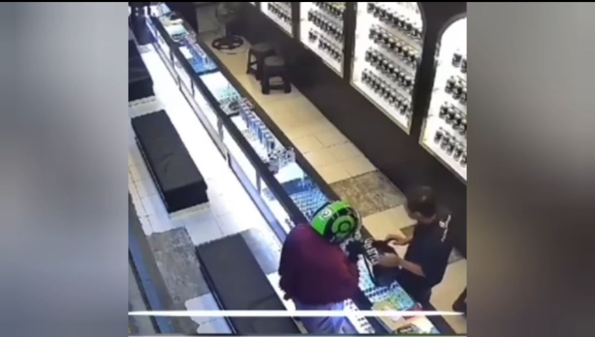 Hipnotis Pemilik Toko Parfum, Wanita Berhelm Ojol di Pekanbaru Gasak Uang dan Barang Berharga