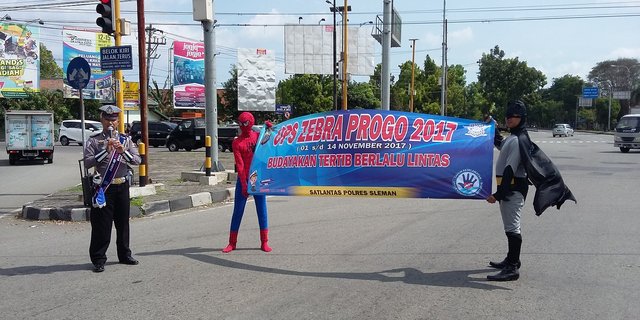 Spiderman dan Batman Ajak Warga Tertib Berlalu Lintas