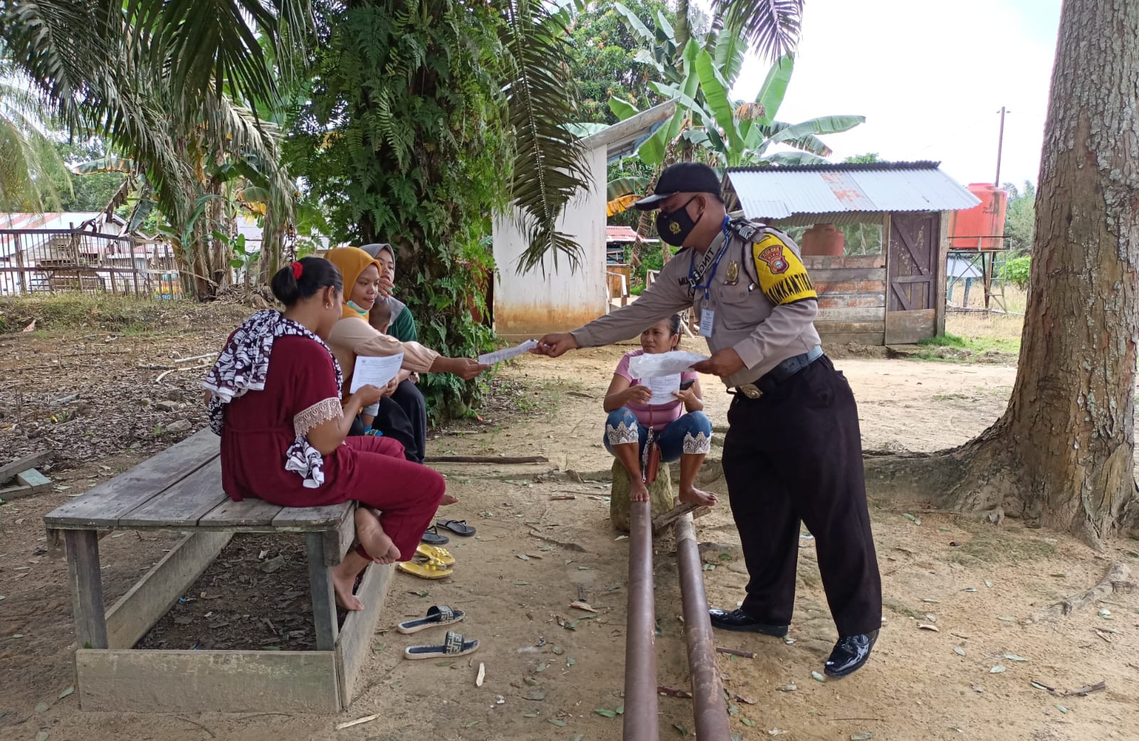 Bhabinkamtibmas Polsek Kerumutan Gencar Ajak Warga Ikut Vaksinasi