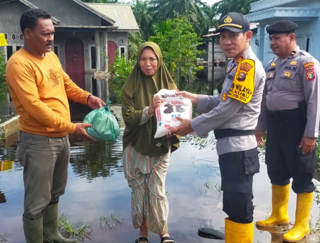 Jaga Kamtibmas Jelang Pemilu, Polsek Kubu Bagikan Sembako ke Korban Banjir