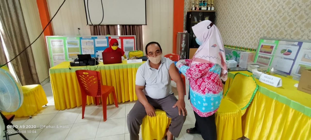 Kapolsek Ukui Tinjau Langsung Pelaksanaan Vaksinasi di Puskesmas