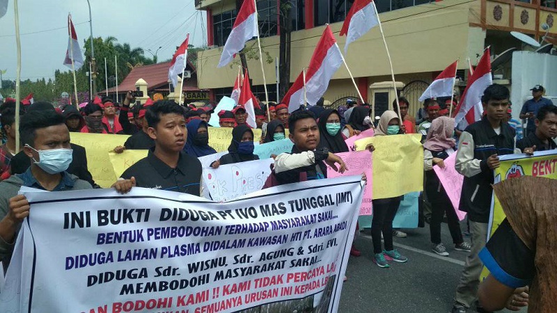 Merasa Tanahnya di Rampas, Warga Suku Sakai Demo ke Polda Riau