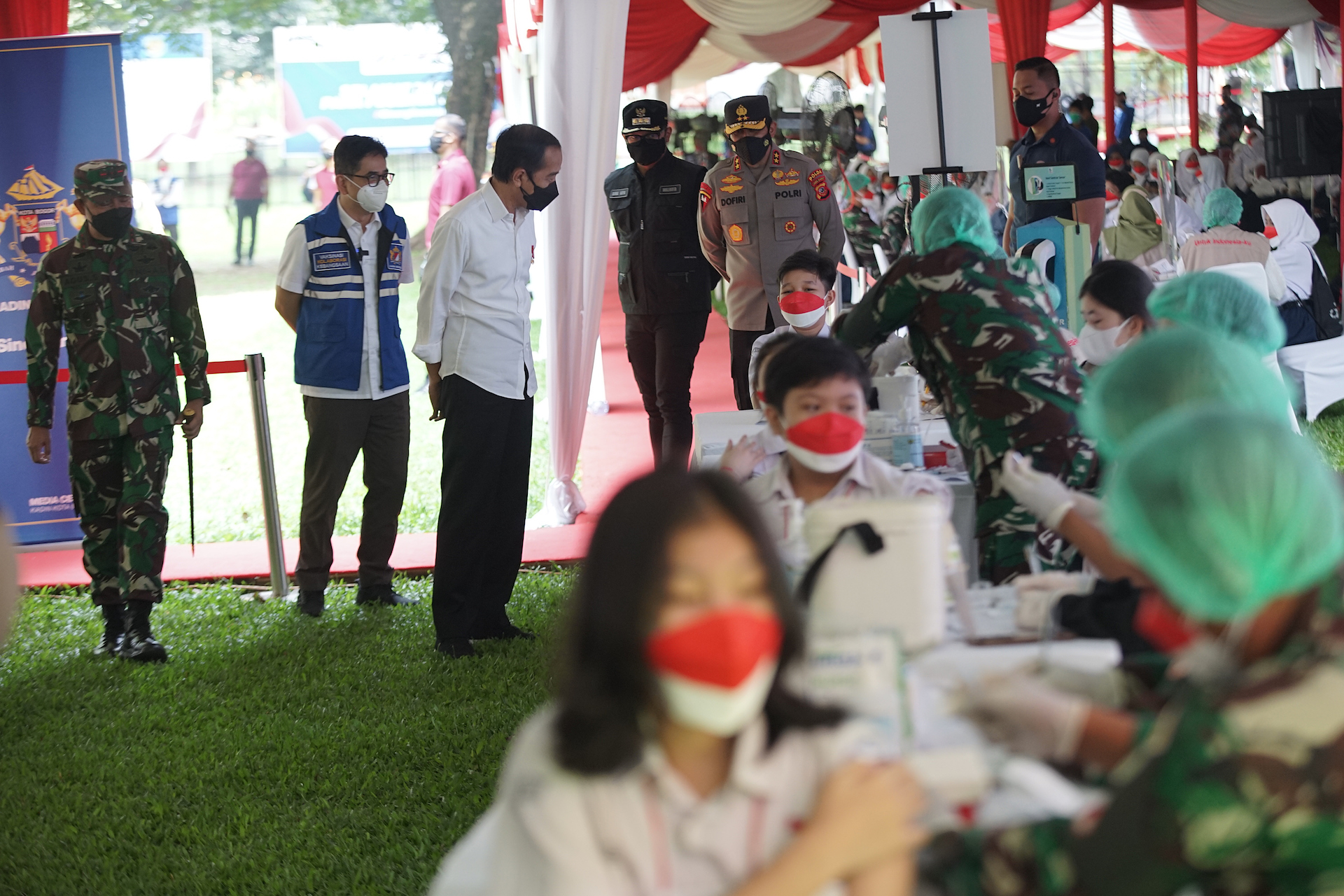 Presiden Jokowi dan Ketua Umum KADIN Indonesia Tinjau Vaksinasi Kolaborasi Kebangsaan di Kebun Raya Bogor