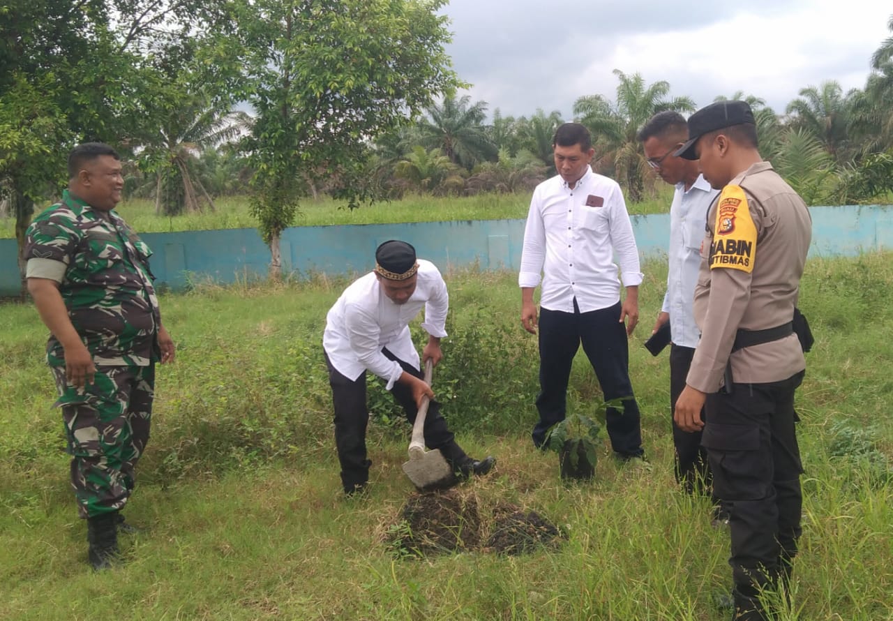 Dukung Program Kapolda, Polsek Bangko Pusako Tanam Bibit Pohon Matoa