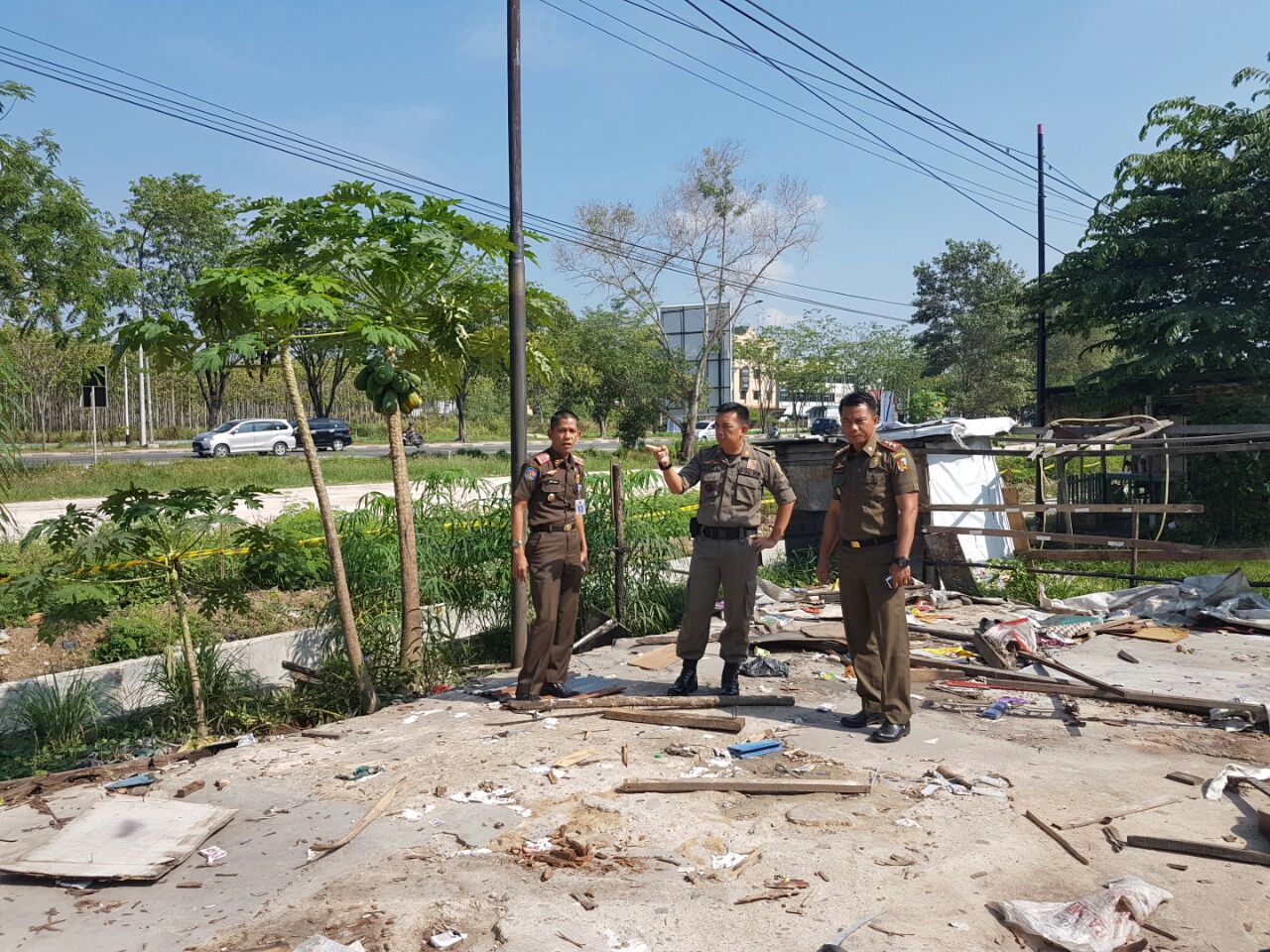 Satpol PP Pekanbaru Kembali Tertibkan Bangli di Simpang SKA