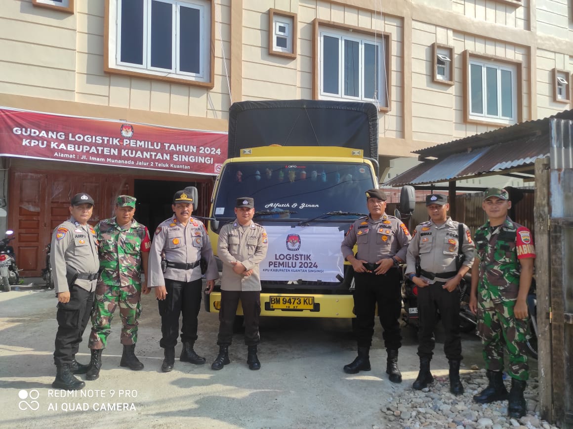 TNI-Polri Kawal Pendistribusian Logistik Pemilu Dua Kecamatan di Kuansing