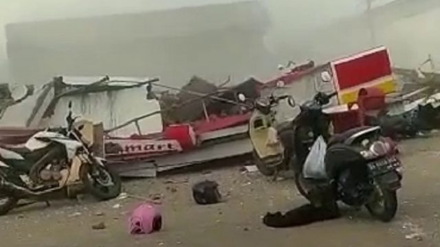 Gedung Minimart Ambruk di Kalsel: 1 Orang Tewas dan Belasan Masih Terjebak
