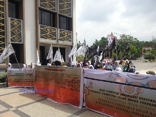 Muslimah Hizbut Tahrir Gelar Aksi Damai di DPRD Pekanbaru