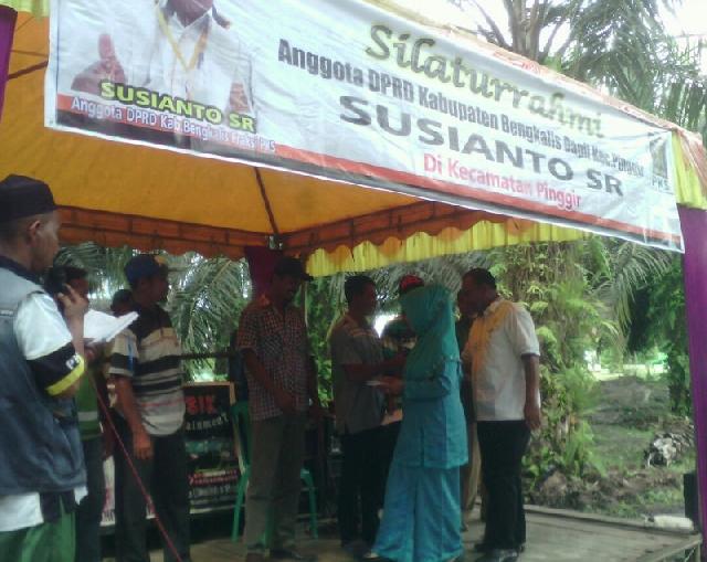 Susianto SR Serahkan Bantuan Untuk Tempat Ibadah Saat Reses di Desa Buluh Apo