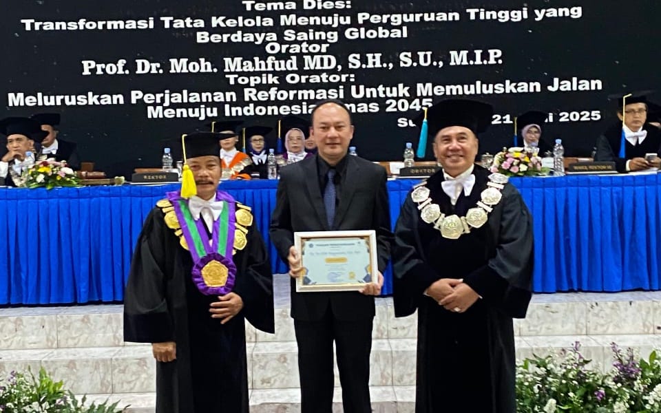 Kajari Bengkalis Sri Odit Megonondo Terima Penghargaan Alumni Berprestasi dari Unisri