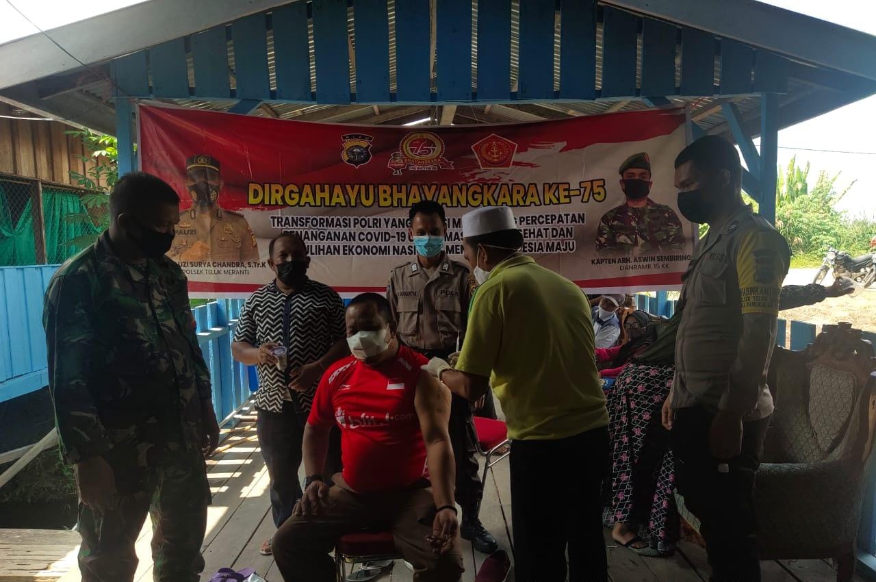 Gerai Vaksinasi di Desa Kuala Panduk di Kawal Polsek Teluk Meranti dan TNI 