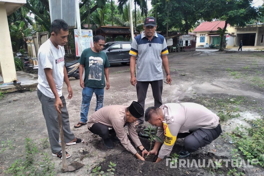 Polri Hijaukan Rohil! Aksi Tanam Pohon Polsek Tanah Putih Tanjung Melawan Tuai Apresiasi Warga