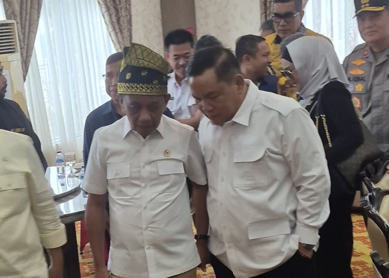 Sosok SF Hariyanto Curi Perhatian Saat Kader Golkar Riau Jumpai Bahlil Lahadalia