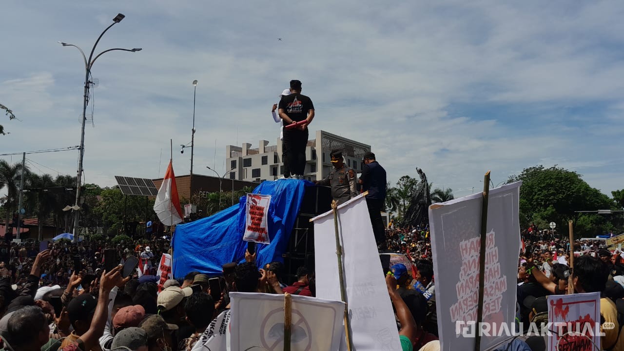 Temui Massa Aksi, Bupati Pelalawan Zukri Harap Ada Solusi Adil untuk Warga di TNTN