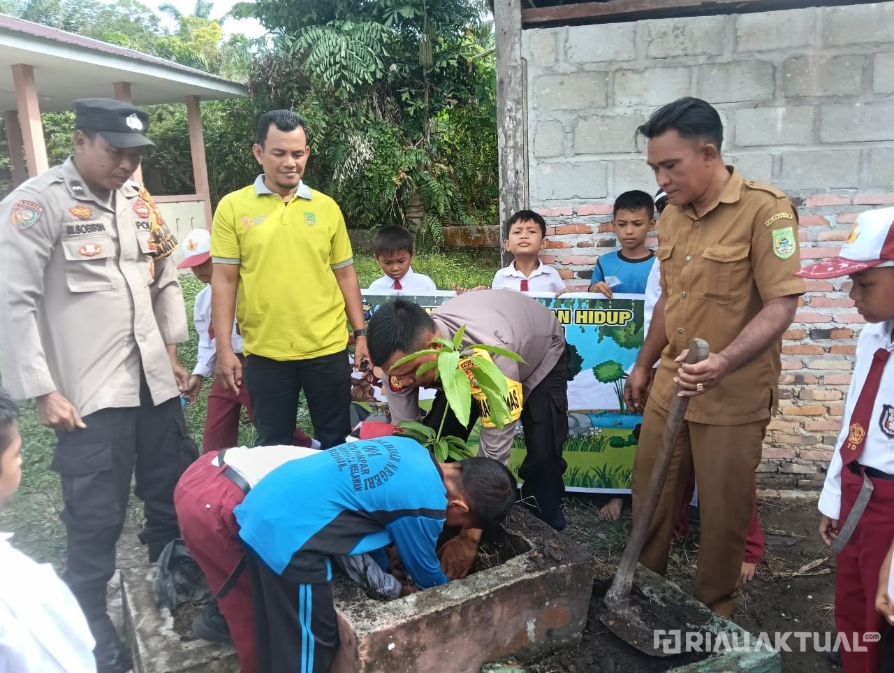 Dukung Program Kapolda Riau, Pelajar SDN 003 Mesah Antusias Tanam Bibit Mangga bersama Polsek TPTM