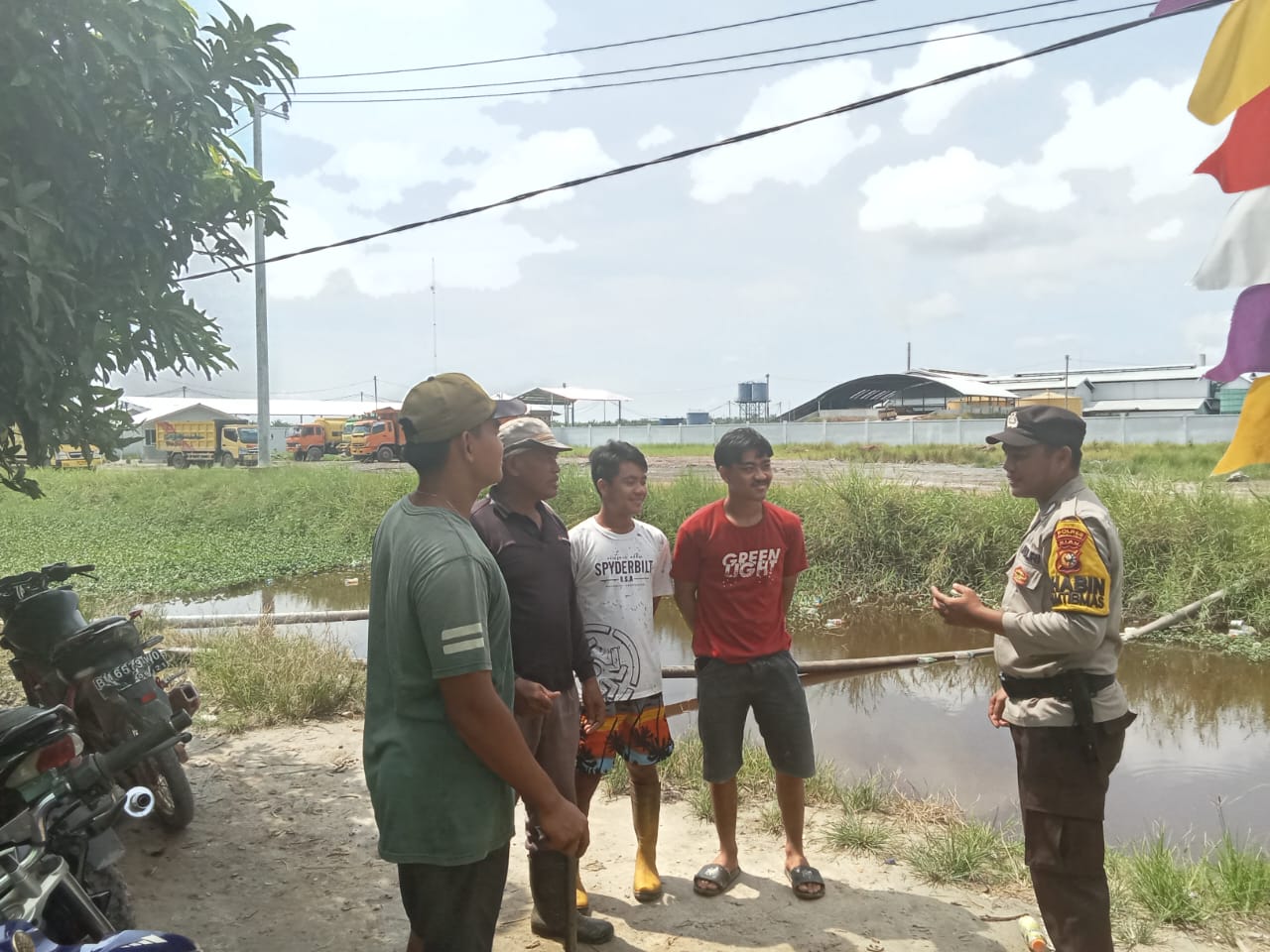 Bhabinkamtibmas Mukti Jaya Ajak SPSI Bongkar Muat Ciptakan Pilkada Tanpa Hoaks di Rokan Hilir