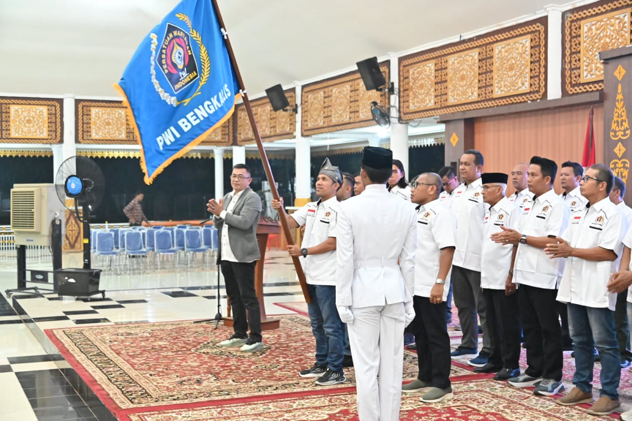 Dihadiri Bupati, Raja Isyam Lantik Pengurus PWI Bengkalis