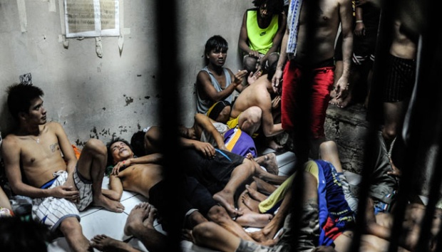 Karena Penghianat, Oknum Sipir Terlibat Peredaran Narkoba Dicincang di Depan Umum