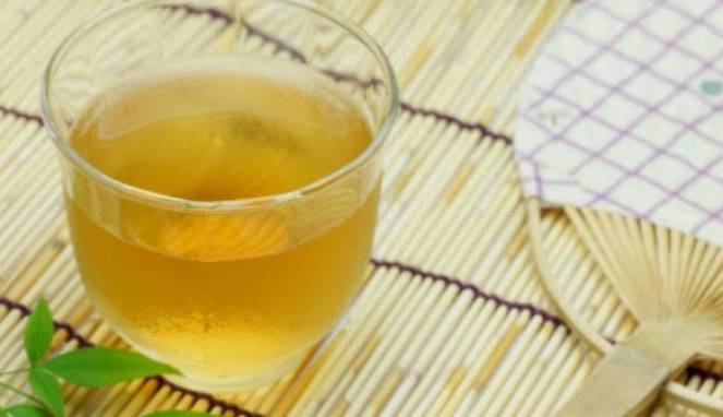 10 Khasiat Rutin Minum Air Hangat dan Madu di Pagi Hari