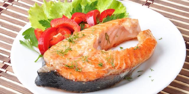 Rajin makan ikan hindarkanmu dari 7 masalah mata ini