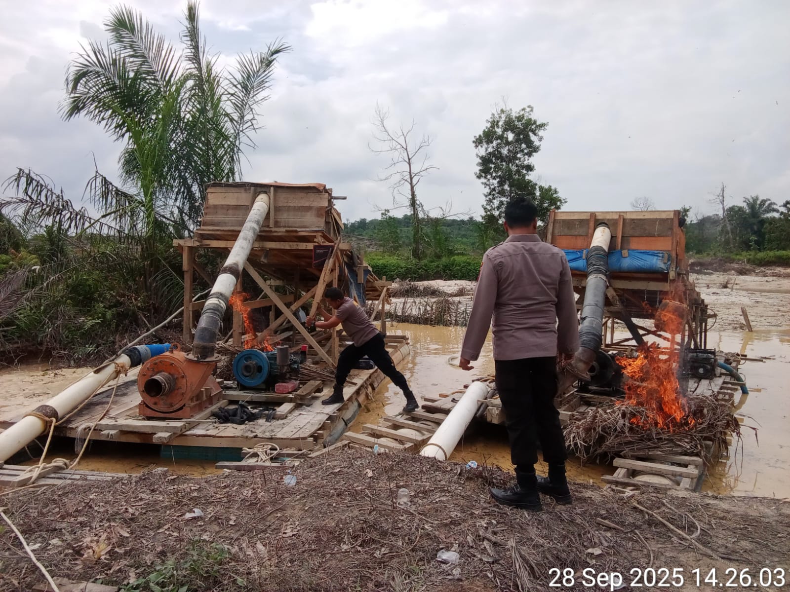 Polisi di Kuansing Musnahkan Enam Rakit Tambang Emas Ilegal