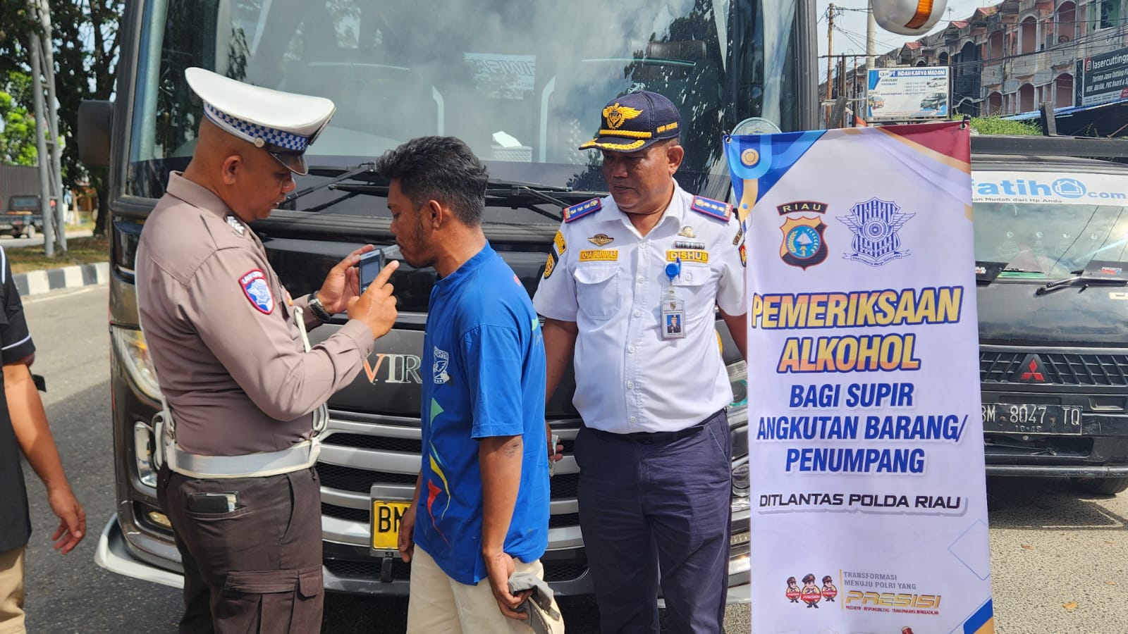 Supir Dicek Urine, Puluhan Angkutan Barang dan Penumpang di Pekanbaru Ditilang