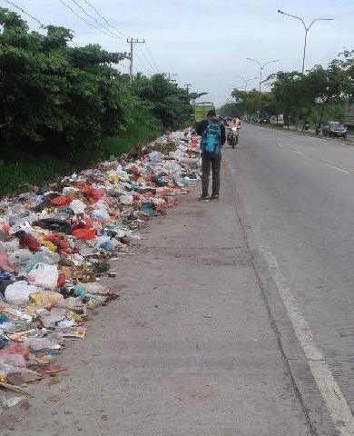 Sampah kembali menumpuk di beberapa ruas jalanan Pekanbaru