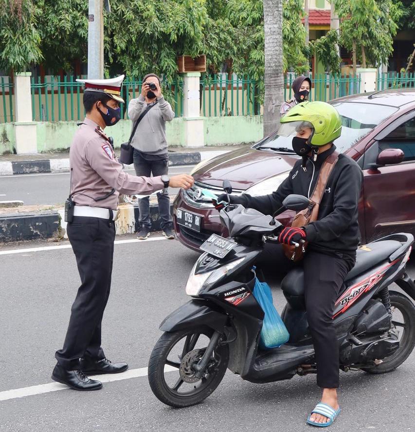 Satlantas Polresta Pekanbaru Bersama IMBI Riau Berbagi Paket Sembako dan Masker 