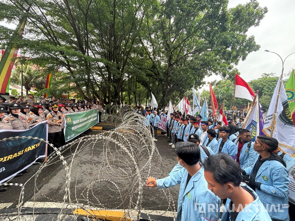 Ribuan Mahasiswa Geruduk Gedung DPRD Riau