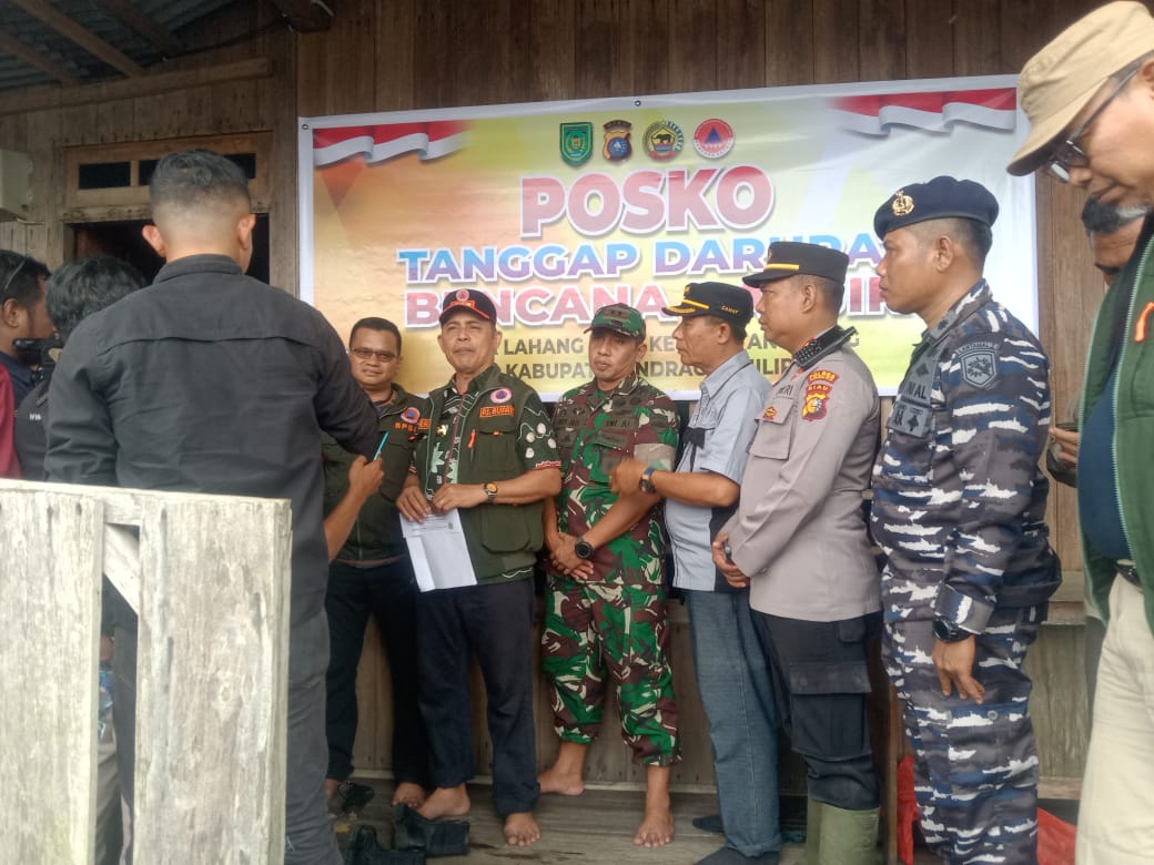 Pj Bupati, Dandim, Kapolsek Gaung Bagi Sembako dan Lakukan Pemeriksaan Kesehatan di Desa Lahang Hulu Inhil