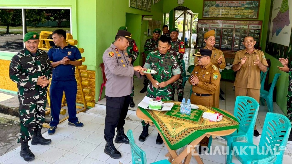 HUT ke-80 TNI, Kapolsek dan Camat TPTM Beri Kejutan untuk Koramil 02 Tanah Putih