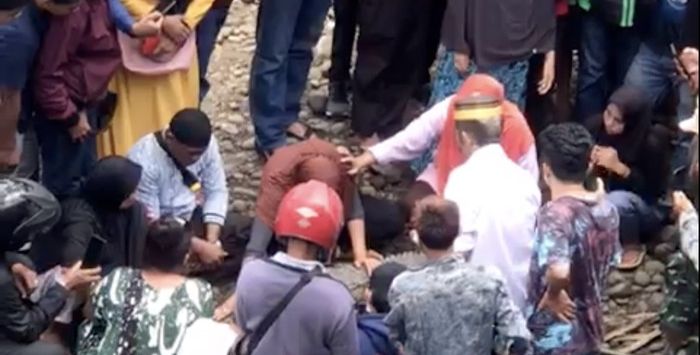 Buaya Jadi-jadian, Diduga Jelmaan Orang, Si Ibu dan Suaminya Menangis Tersedu-sedu