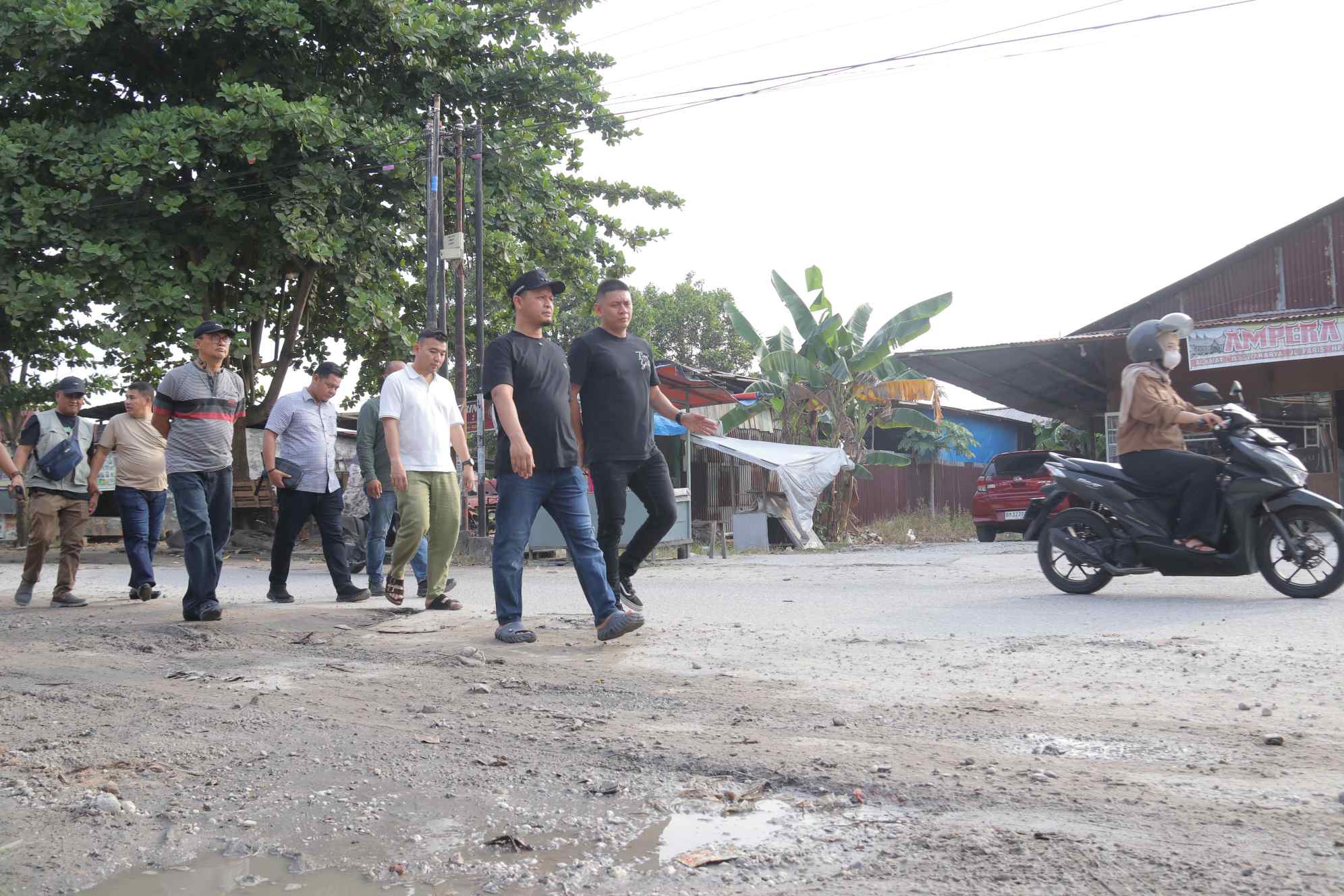 Targetkan Tak Ada Jalan Berlubang di Pekanbaru, Wako Agung Turun Cek Pekerjaan Perbaikan di Swakarya