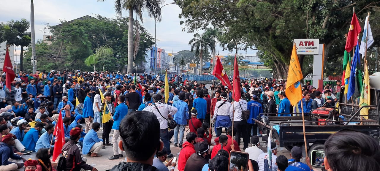 Ratusan Massa Kembali Datangi DPRD Riau, 4 Pemuda Diamankan karena Bawa Batu