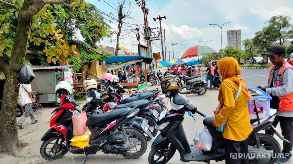 DPRD Pekanbaru Desak Pemko Pasang Plang Penurunan Tarif Parkir di Pasar Tradisional