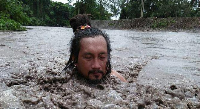 Aksi nekat Jero Kuncir mandi lahar dingin Gunung Agung setelah dapat bisikan gaib