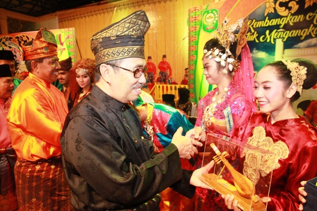 Apresiasi Kesenian dan Budaya Melayu, Bupati Buka Festival Siak Bermadah 2017