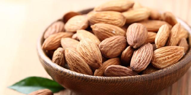 Kunyah-kunyah kacang almond, cara enak jaga kesehatan mata