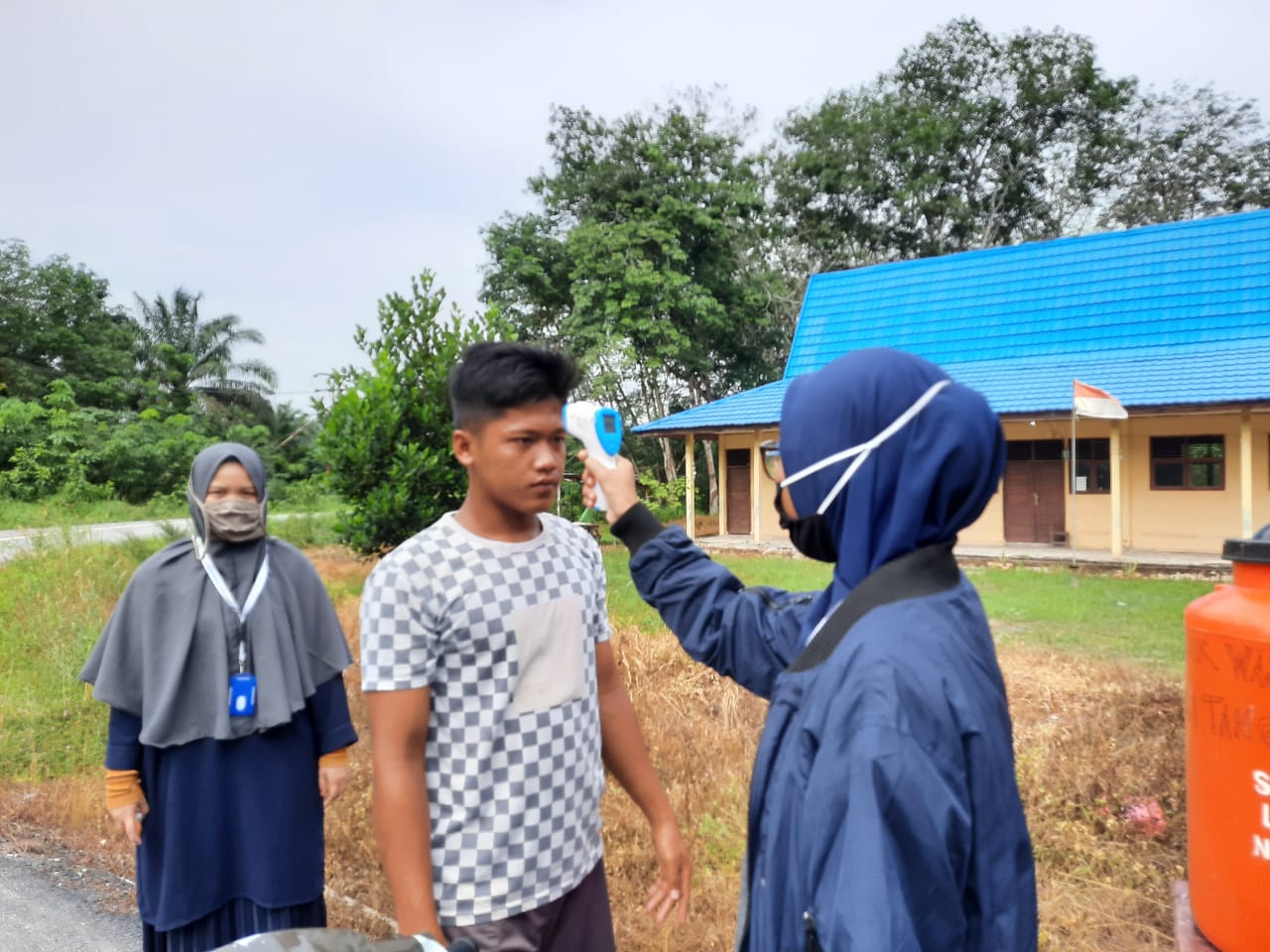 Cegah Penularan Korona, Mahasiswa Kukerta Balek Kampung Lakukan Penjagaan Posko  COVID-19 di Dusun Perbaungan Kampung Buatan I