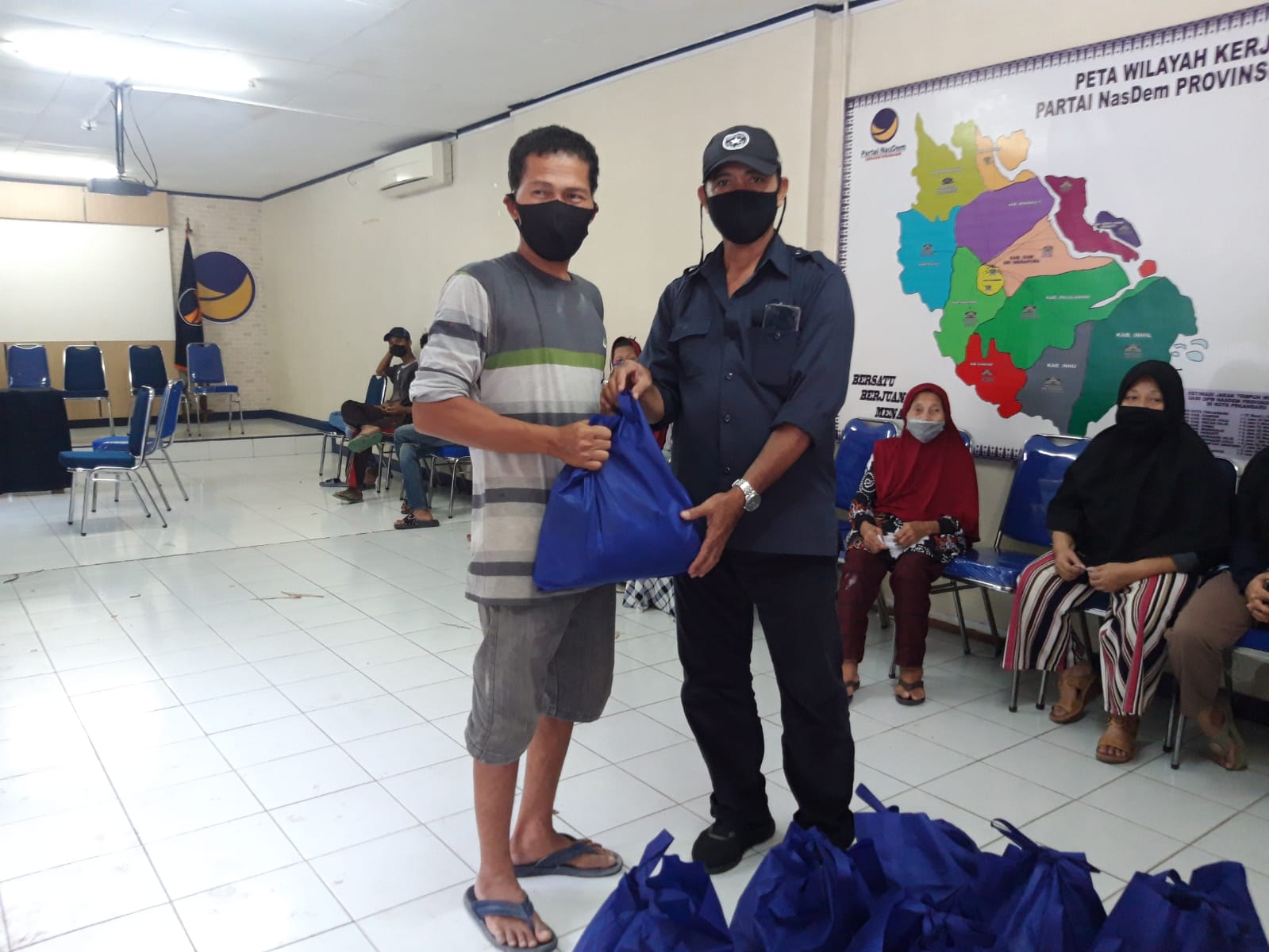 DPW Partai NasDem Riau bagikan 1000 Paket Sembako Untuk Warga Kurang Mampu