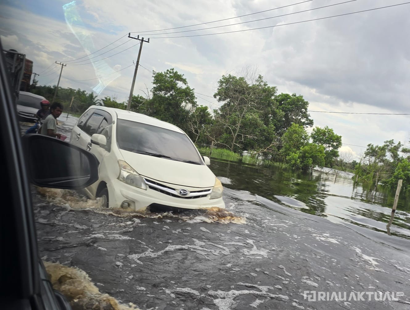 Banjir Lintas Timur Pelalawan Makin Tinggi, Mobil Sedan Dilarang Melintas