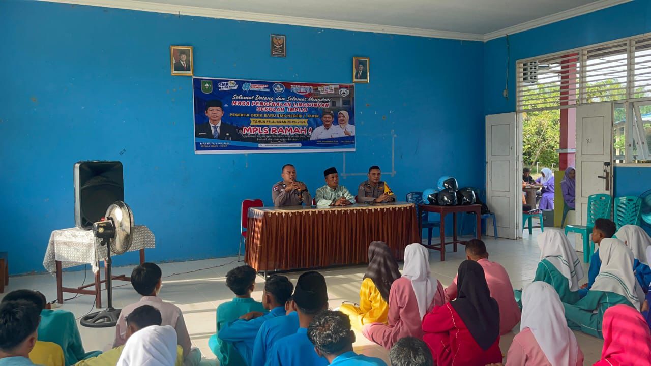 Satlantas dan Satbinmas Polres Kampar Edukasi Keselamatan Berlalu Lintas di SMK Negeri 1 Kuok