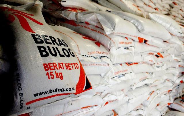 Beras Bulog yang Disalurkan Buruk dan Bau