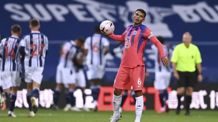 Debut Thiago Silva di Liga Inggris: Jadi Kapten dan Bikin Blunder