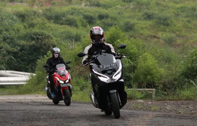 Begini Cara Aman Membawa Barang di Sepeda Motor