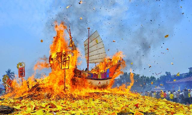 Rohil Ikut Festival Bakar Tongkang 2017 di TMII Jakarta