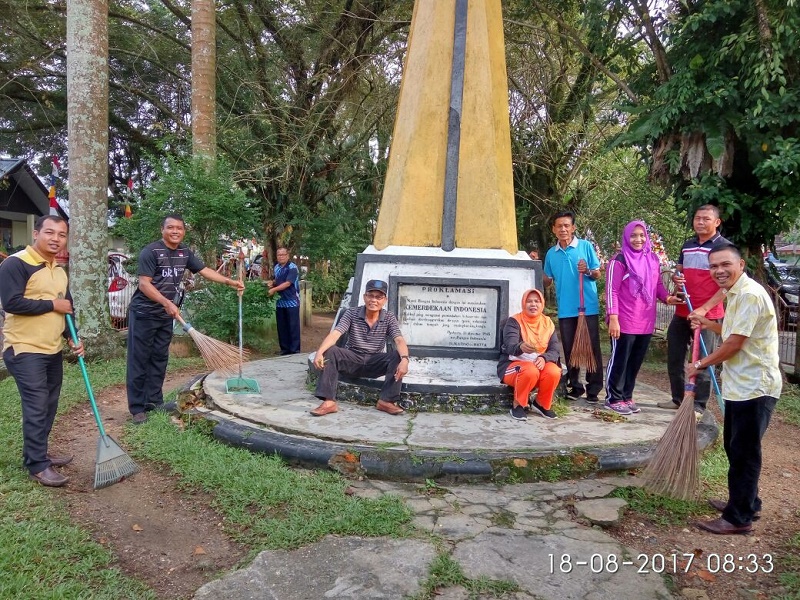 Songsong Event Pacu Jalur, Pegawai Dipersip Kuansing Bersihkan Tugu Kawasan Proklamasi