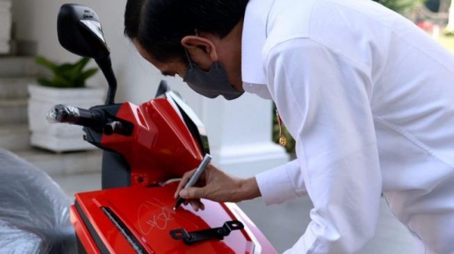 Pemenang Lelang Motor Listrik Bertandatangan Jokowi Ditangkap Polisi