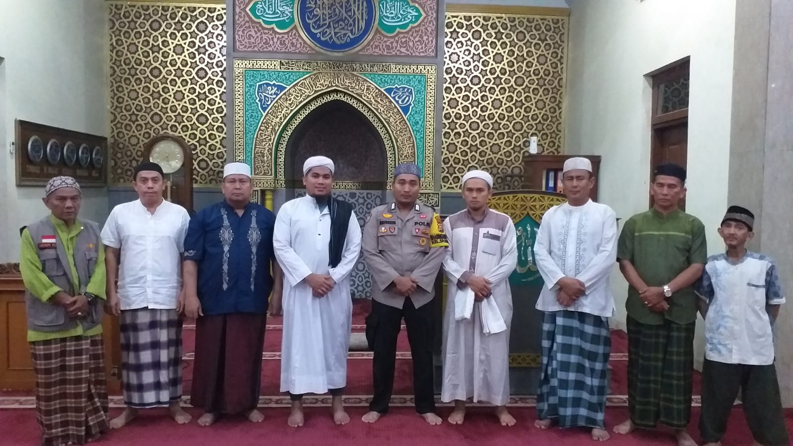 Bhabinkamtibmas Polsek Pekanbaru Kota Shalat Subuh Berjamaah dan Sosialisasikan Pemilu Damai